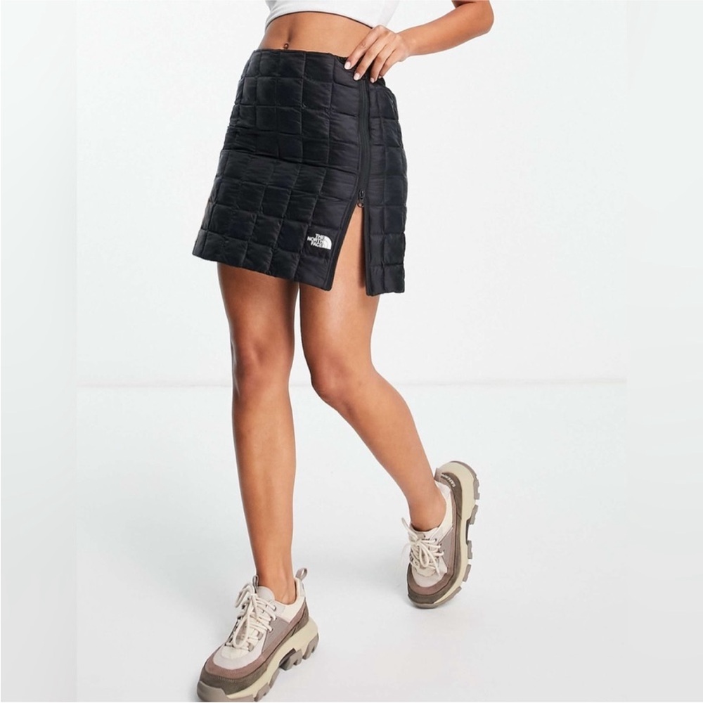 The North Face Black thermal skirt w zipper